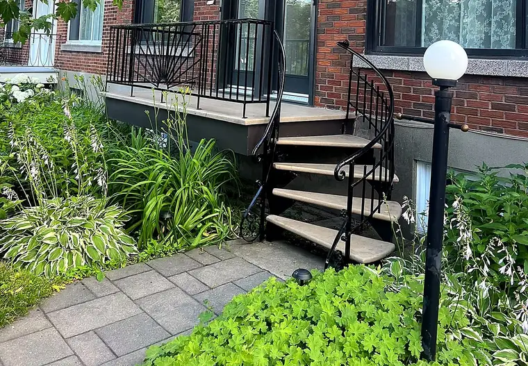Balcon et garde-corps en fer forgé sur une résidence