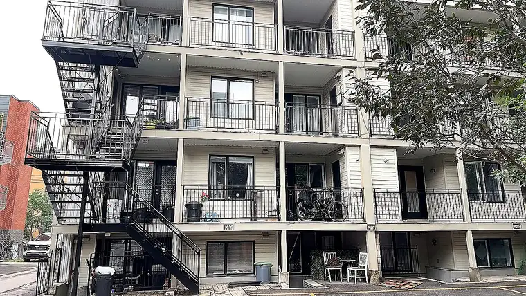 Balcons et escaliers métalliques d’un immeuble à logements